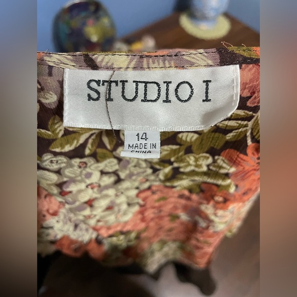 Beautiful Floral Shortsleeved Cover-Up - Picture 3 of 3